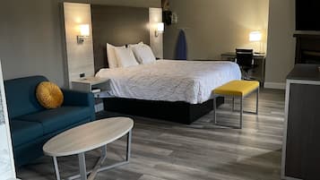 Premier Suite, 1 King Bed with Sofa bed, Whirl pool, Fireplace, Non Smoking | 1 kamar tidur, meja kerja, tirai kedap cahaya, dan setrika/meja setrika