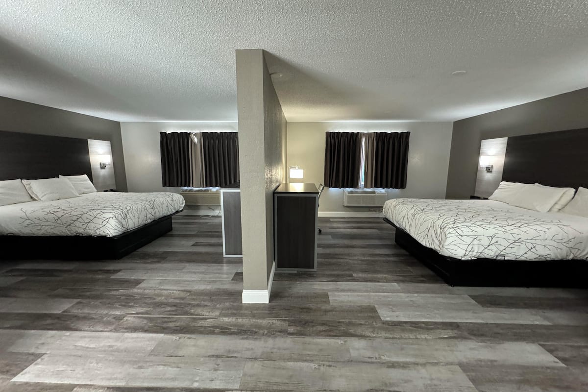 2 King beds, Non Smoking | 1 quarto, edredons de pluma, escrivaninha, cortinas blackout