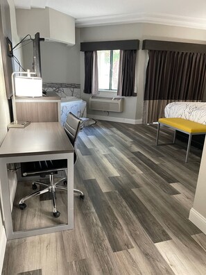 Deluxe Suite, 1 King Bed, Whirl Pool, Patio, Non Smoking