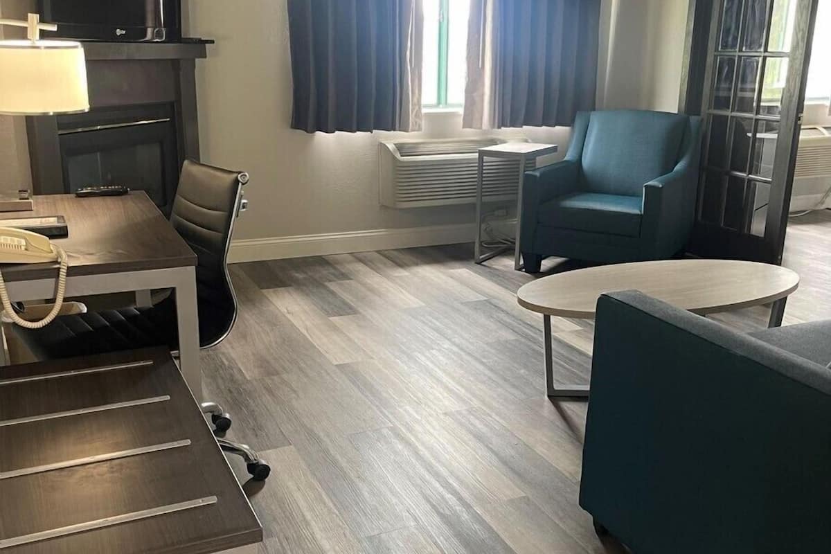2 Room Suite, 1 King Bed with Sofa bed, Whirl Pool, Fireplace, Non Smoking | Untuvapeitot, työpöytä, pimennysverhot, silitysrauta/-lauta