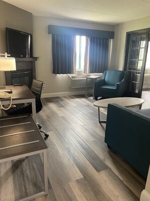 2 Room Suite, 1 King Bed with Sofa bed, Whirl Pool, Fireplace, Non Smoking | Skrivebord, blendingsgardiner, strykejern/-brett og wi-fi (inkludert)