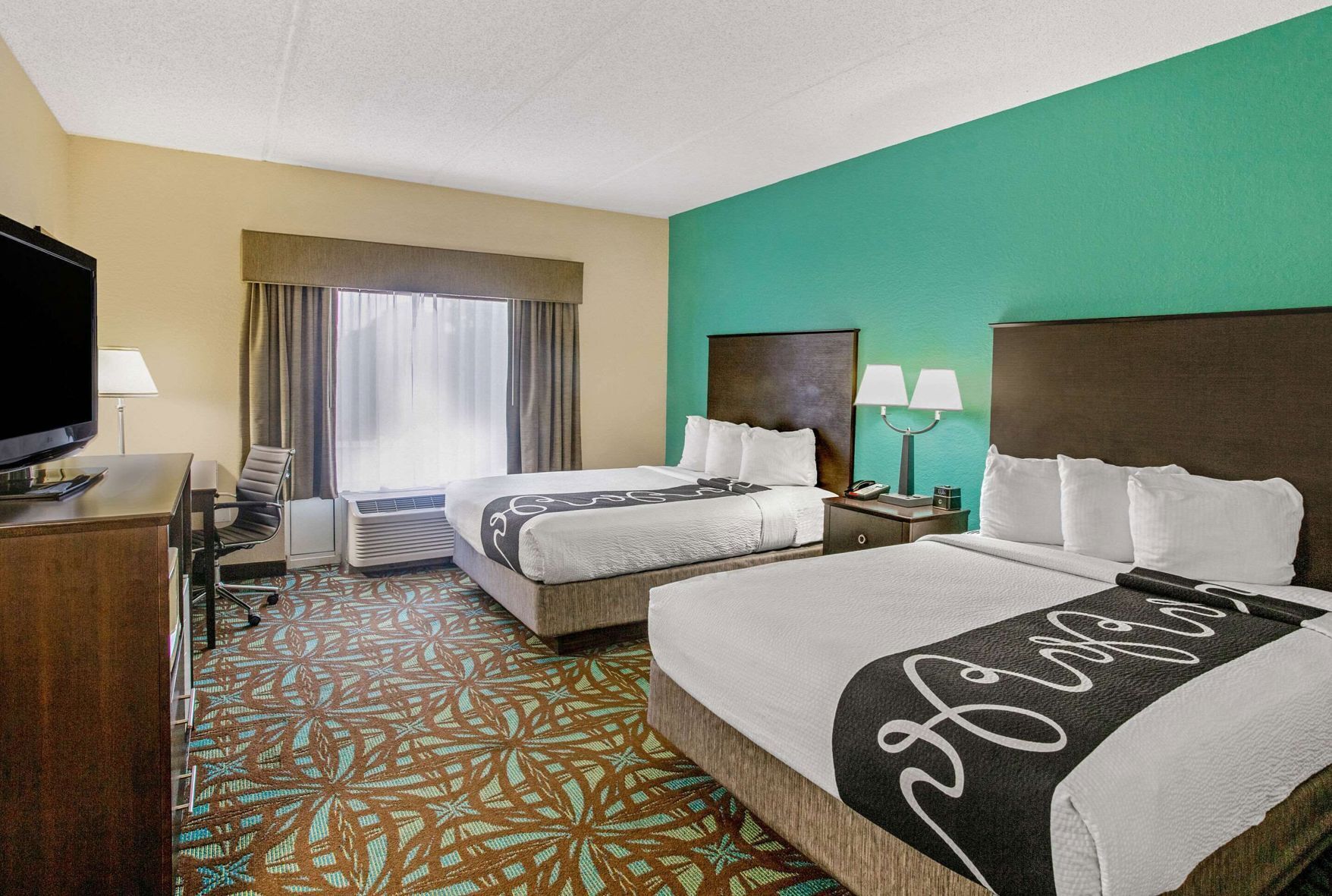 1 bedroom, premium bedding, desk, laptop workspace