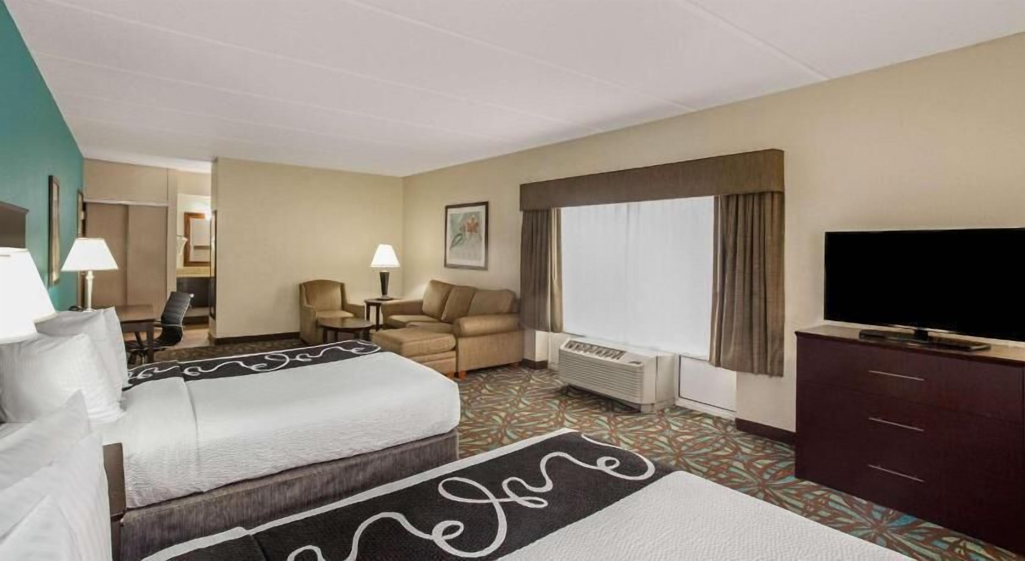 1 bedroom, premium bedding, desk, laptop workspace