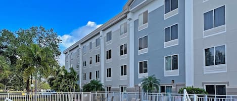 Piscine extérieure, chaises longues