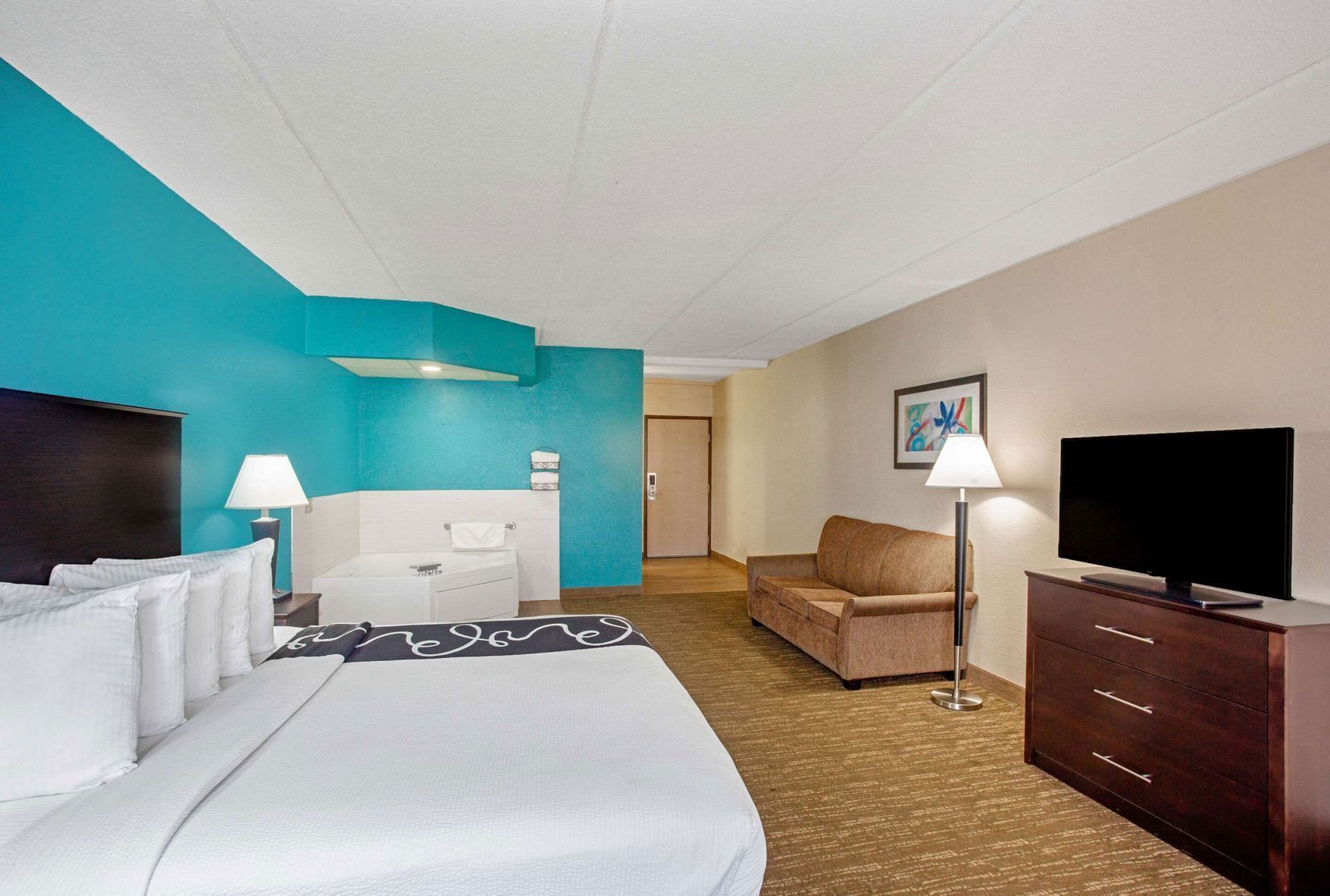 1 bedroom, premium bedding, desk, laptop workspace
