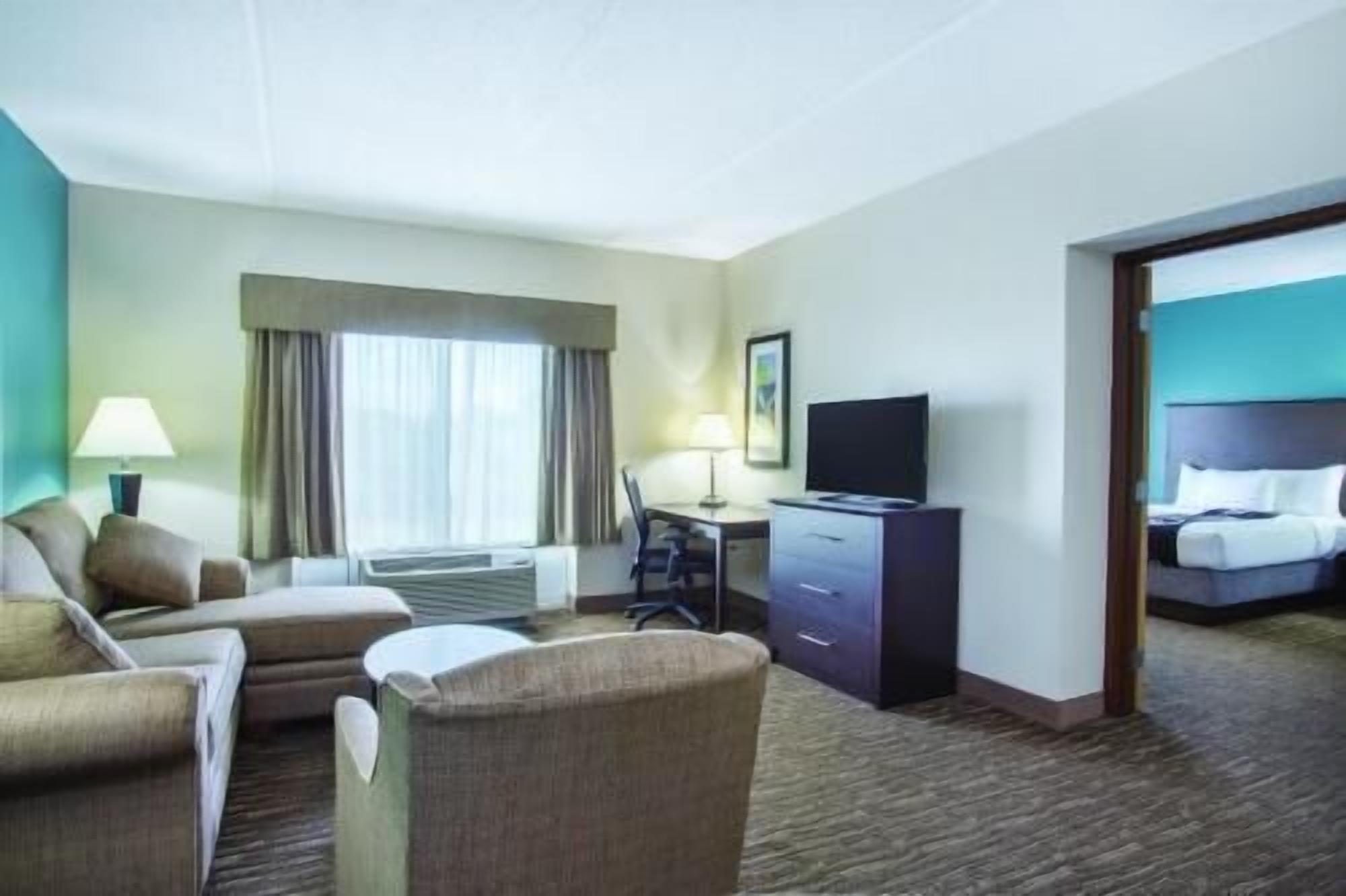 1 bedroom, premium bedding, desk, laptop workspace