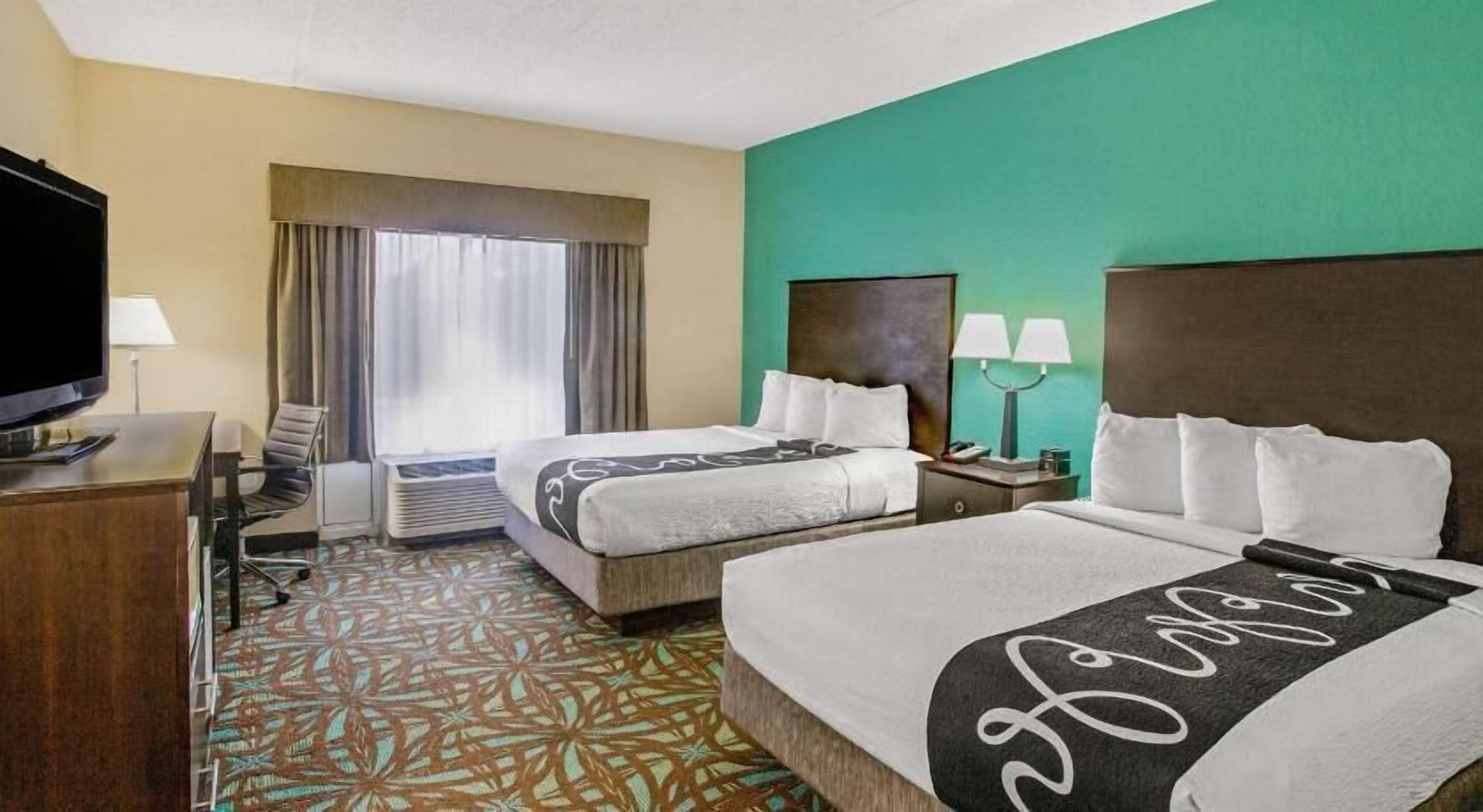 1 bedroom, premium bedding, desk, laptop workspace