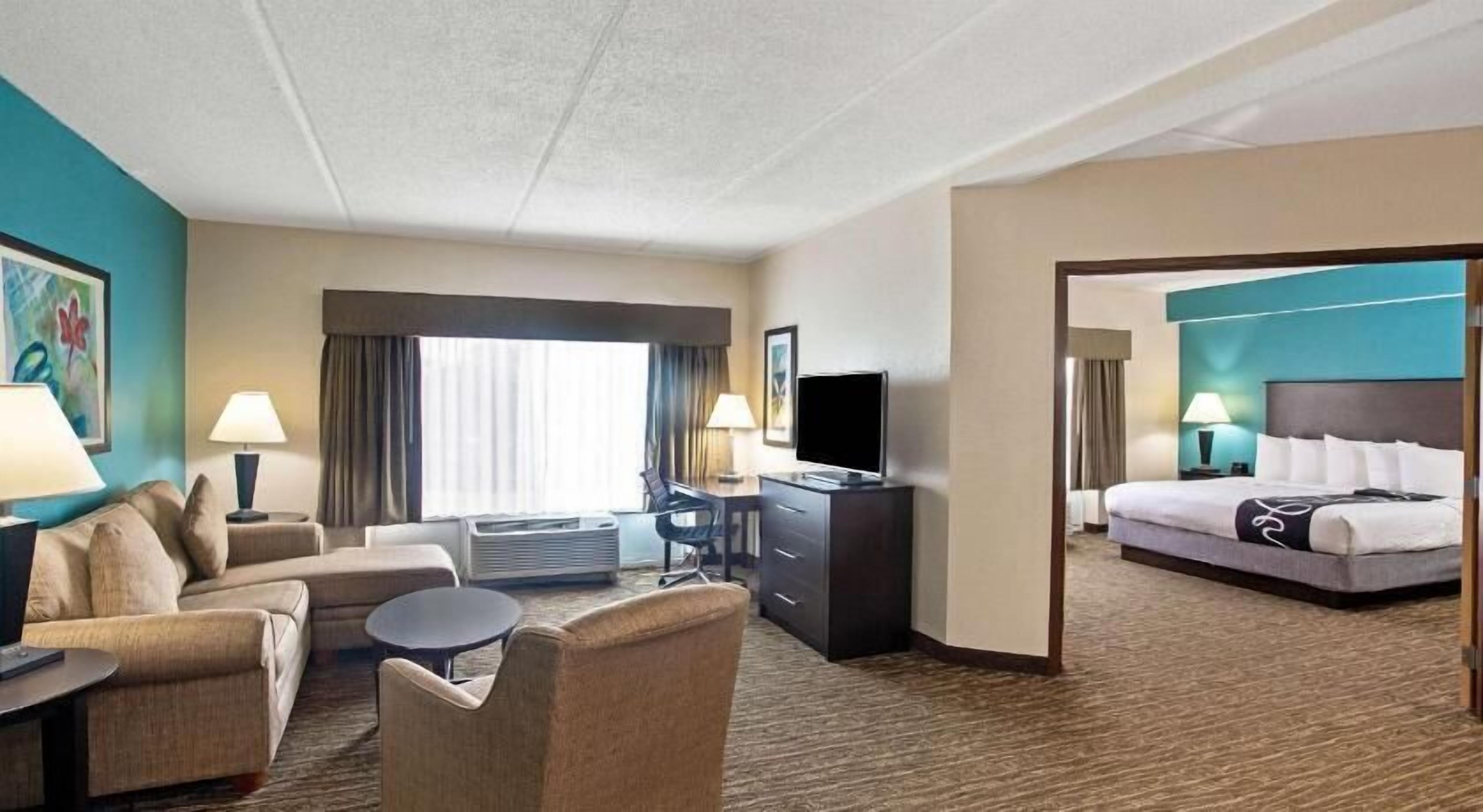 1 bedroom, premium bedding, desk, laptop workspace