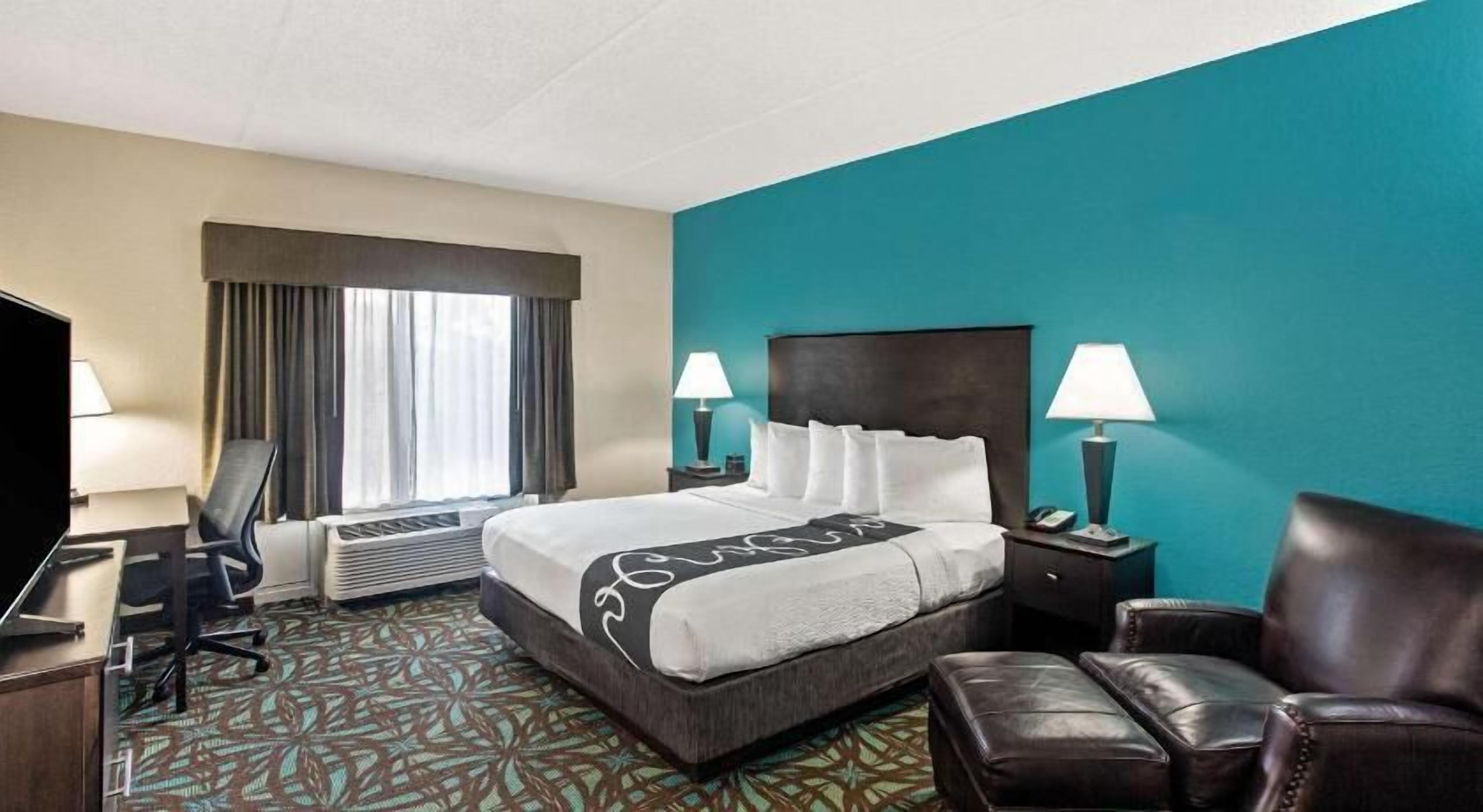1 bedroom, premium bedding, desk, laptop workspace