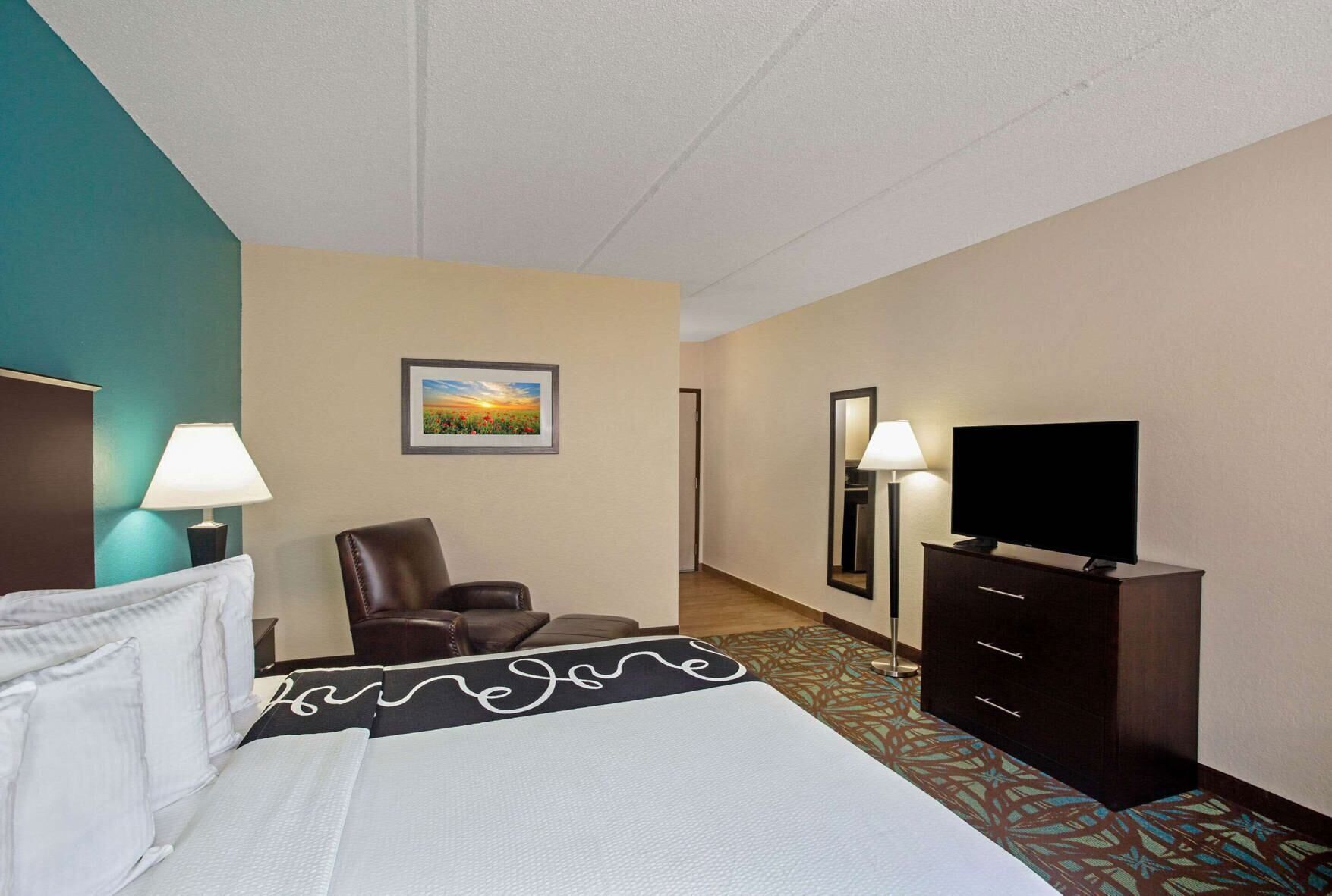 1 bedroom, premium bedding, desk, laptop workspace