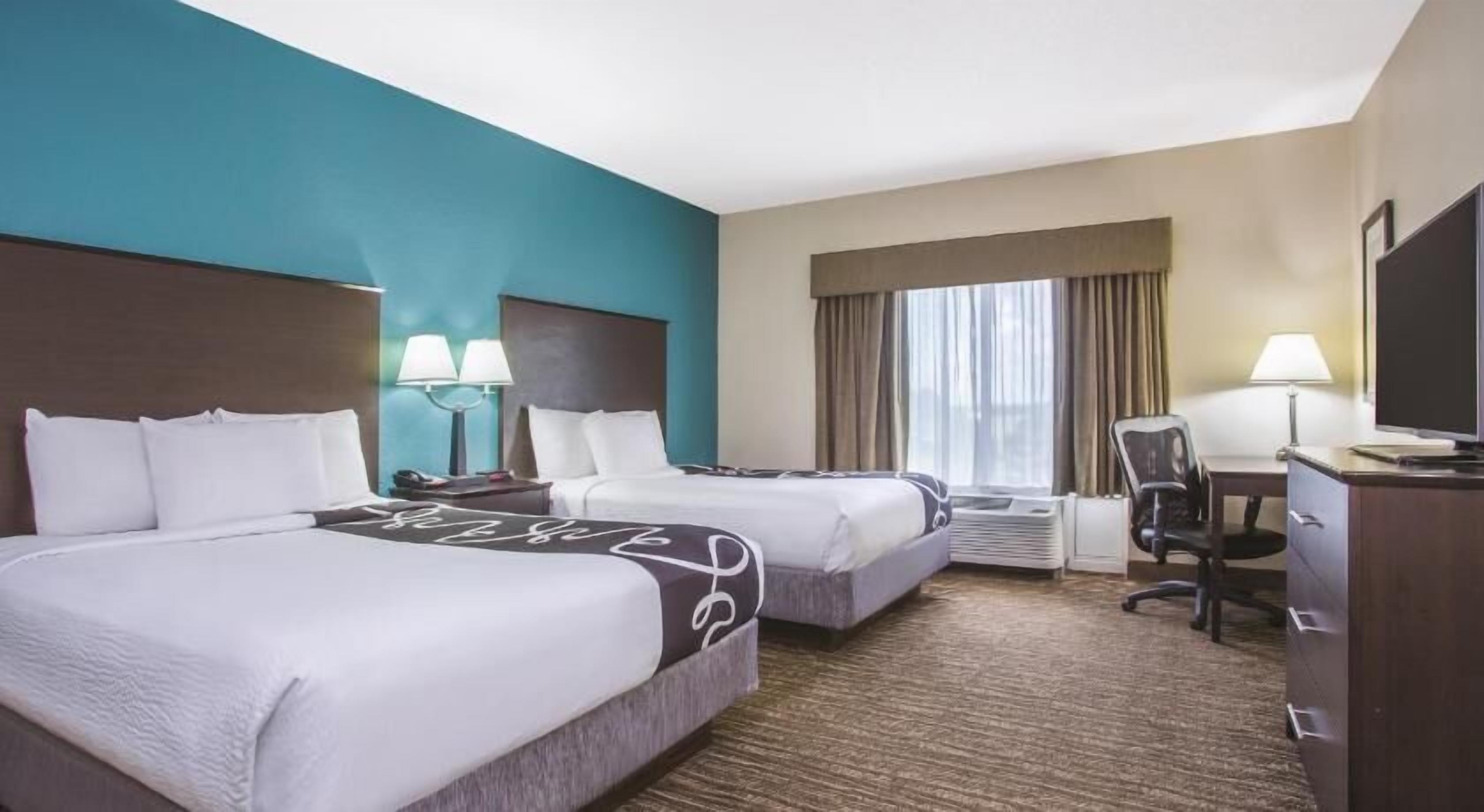 1 bedroom, premium bedding, desk, laptop workspace
