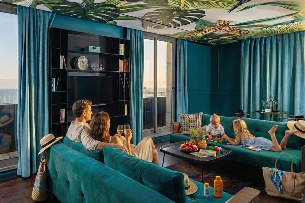 Un salon moderne avec des canapés de couleur turquoise, une table basse et une bibliothèque.