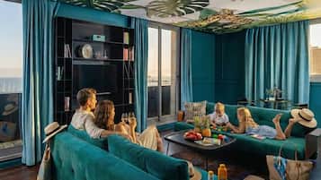 Suite, vistas al mar | Zona de estar | Una Smart TV, películas de pago