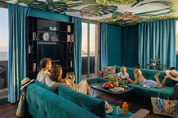 Suite, Sea View | Living area | Smart TV, pay movies