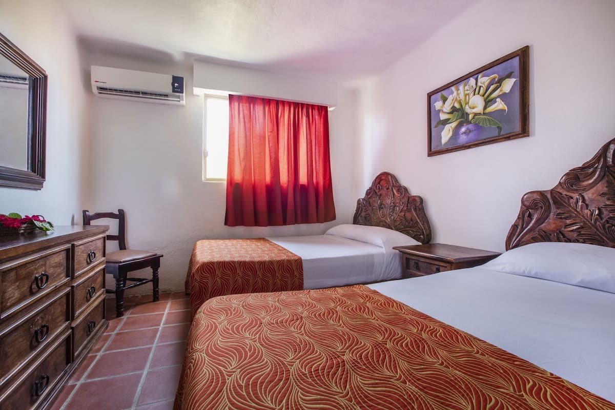 In-room safe, desk, bed sheets