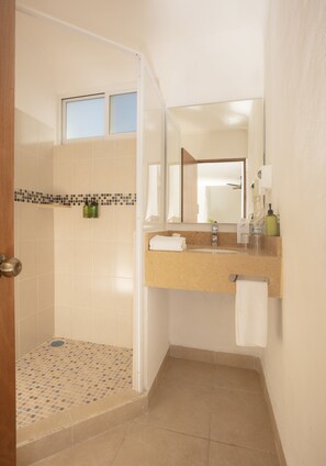 Superior-Suite, 2 Schlafzimmer | Badezimmer | Dusche, kostenlose Toilettenartikel, Handtücher