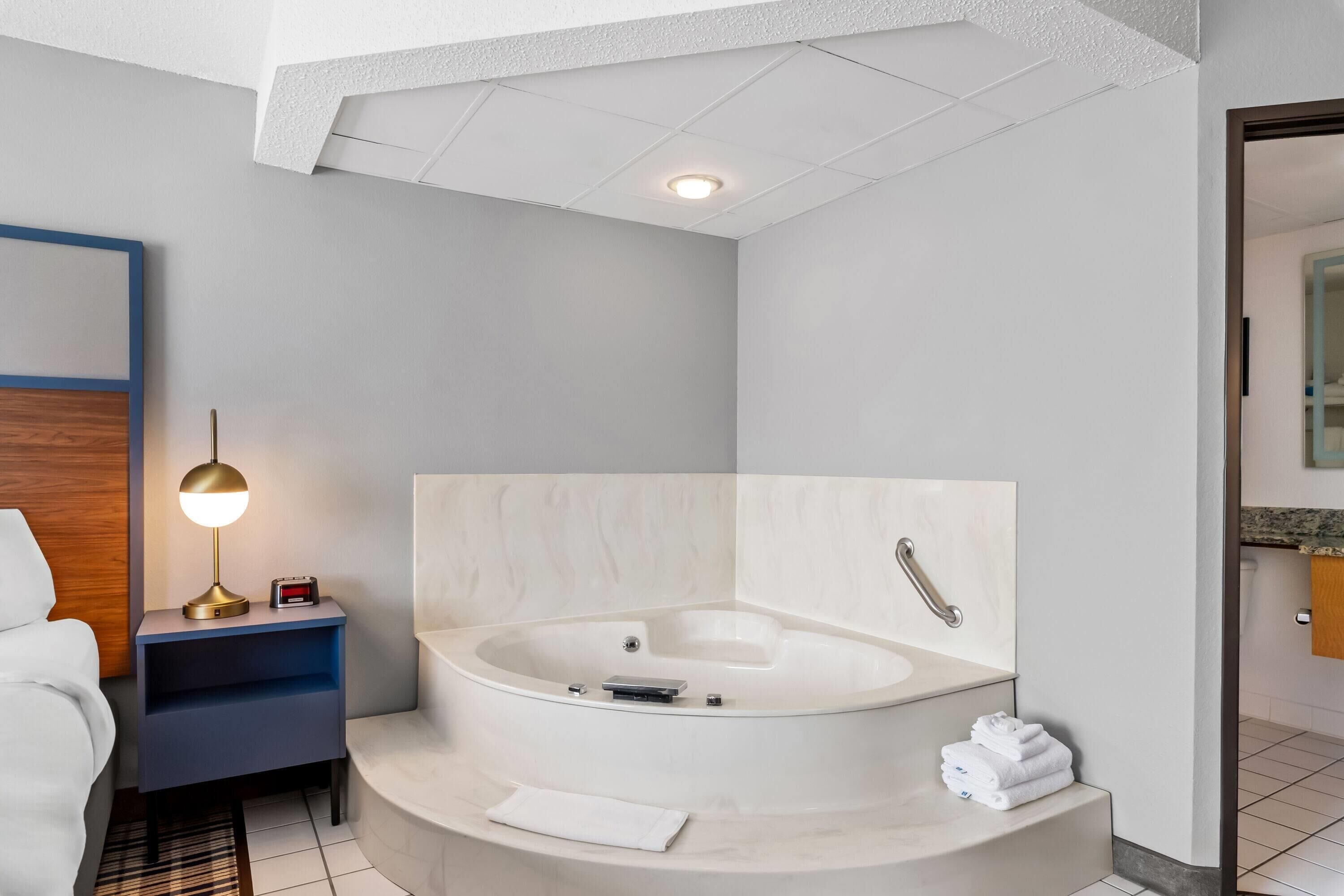 deluxe studio suite, 1 queen bed, non smoking | jetted bathtub