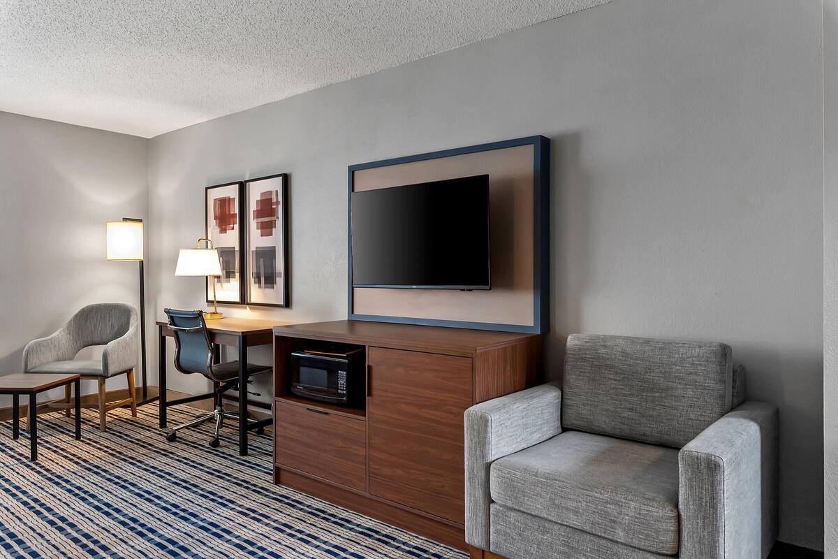 studio suite, 1 king bed, non smoking | desk, blackout curtains, iron/ironing board, free cots/infant beds