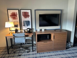 Room, 1 Queen Bed, Non Smoking | Desk, blackout curtains, iron/ironing board, free cots/infant beds