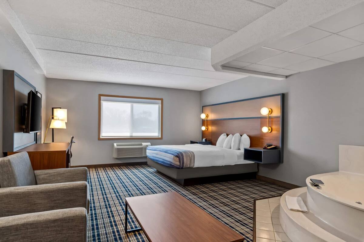 Studio Suite Deluxe, 1 giường cỡ king, không hút thuốc | Bàn, màn/rèm cản sáng, bàn ủi/dụng cụ ủi quần áo 