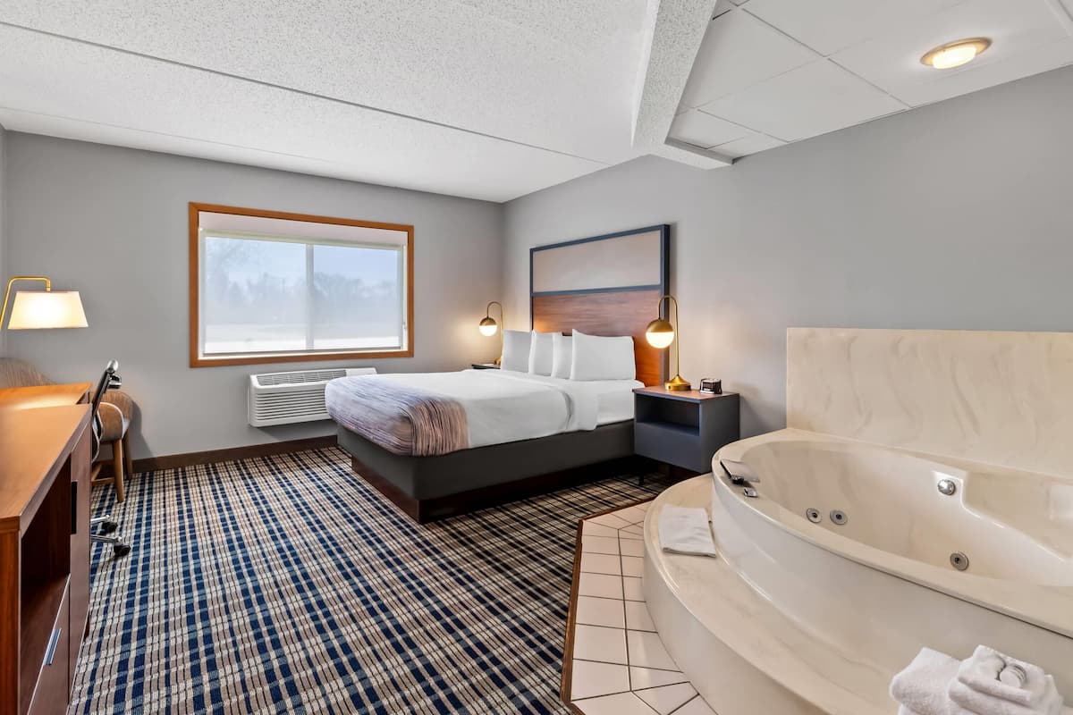 Studio Suite Deluxe, 1 giường cỡ queen, không hút thuốc | Bàn, màn/rèm cản sáng, bàn ủi/dụng cụ ủi quần áo 