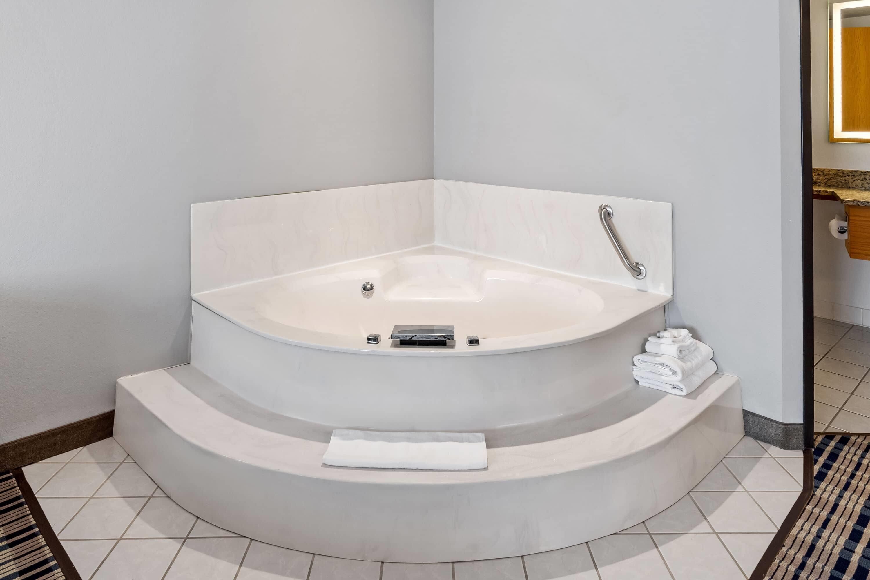 deluxe studio suite, 1 king bed, non smoking | jetted bathtub