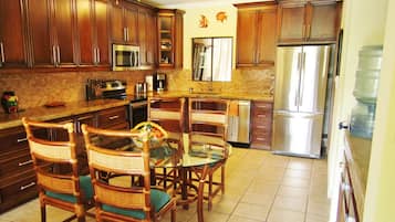 Suite Deluks, 2 kamar tidur | Dapur pribadi | Lemari es, microwave, dan mesin pembuat kopi/teh