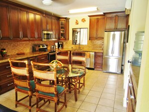 Suíte luxo, 2 quartos | Cozinha privada | Geladeira, micro-ondas, cafeteira/chaleira