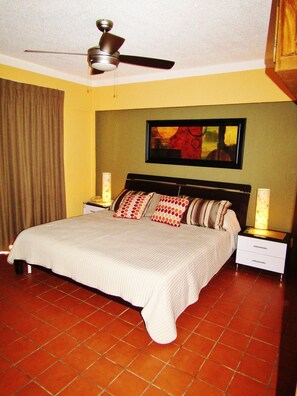 Sötétítőfüggöny, vasaló/vasalódeszka és gyerekágy/csecsemőágy (ingyenes)