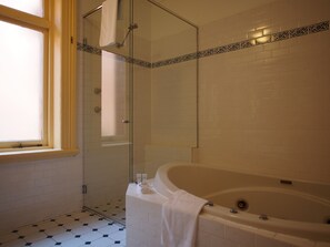 The Cloud Room | Bathroom | Free toiletries, towels - Simpson Of Potts Point (Potts Point)