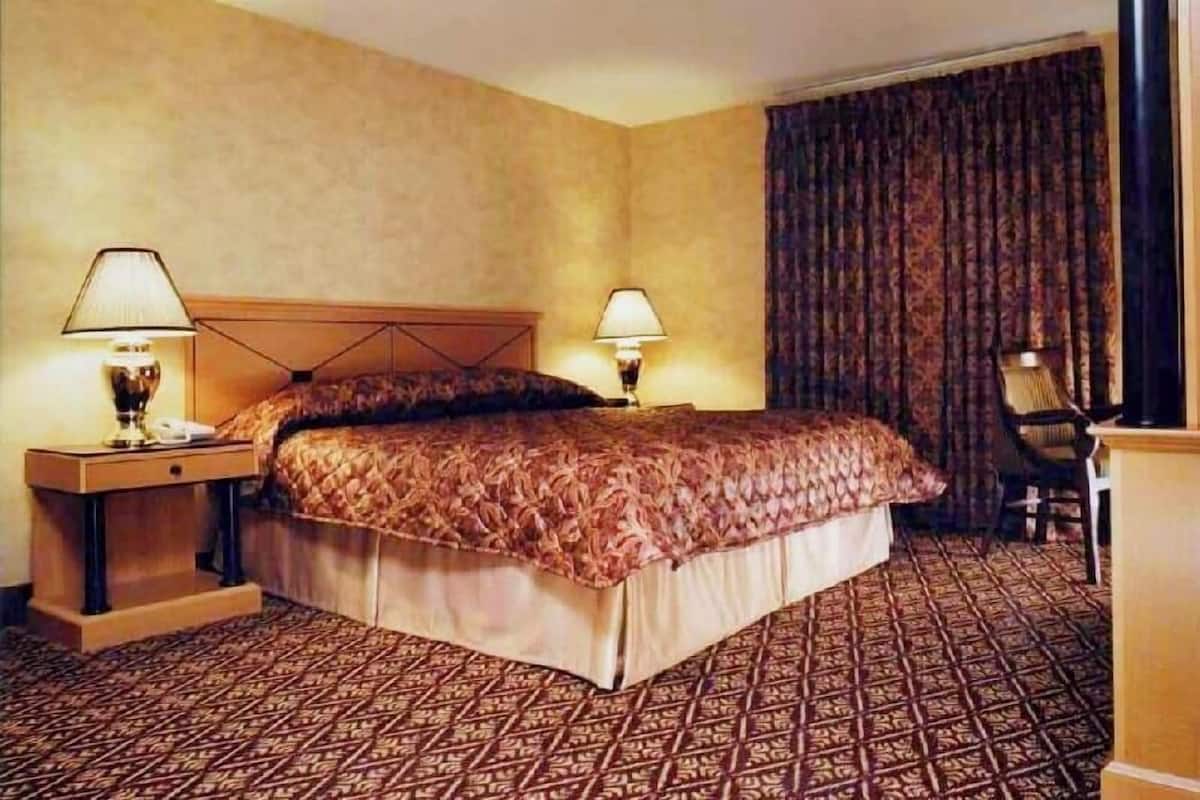 1 bedroom, premium bedding, desk, iron/ironing board