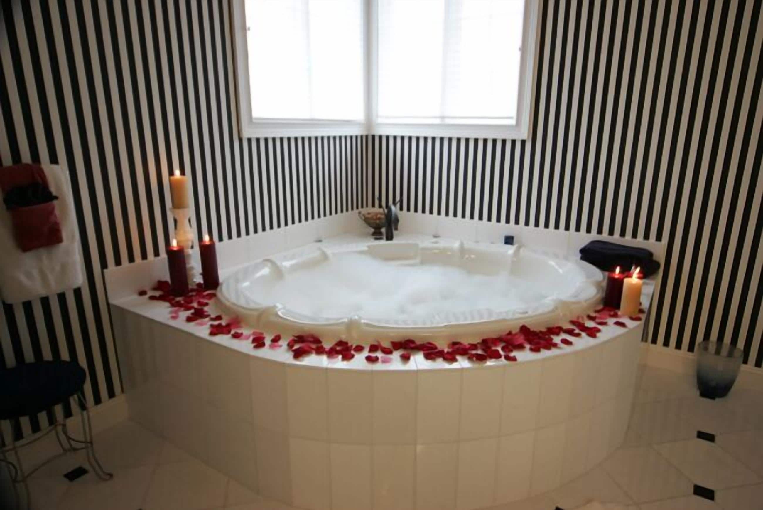 Deep-soaking bathtub