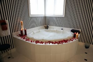 Deep-soaking bathtub - The Bertram Inn & Conf Ctr Trademark Collection by Wyndham (Aurora)