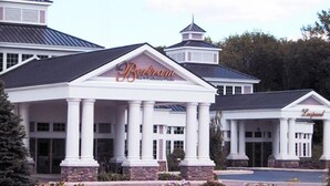 Un hotel con un pabellón central sostenido por columnas, un letrero que dice "The Bertram Hotel" y un edificio más pequeño identificado como "Lyndale".