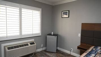 Standard Room, 1 King Bed | 1 bedroom, iron/ironing board, free WiFi, bed sheets