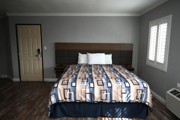 Standard Room, 1 King Bed