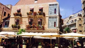 Pintu masuk properti