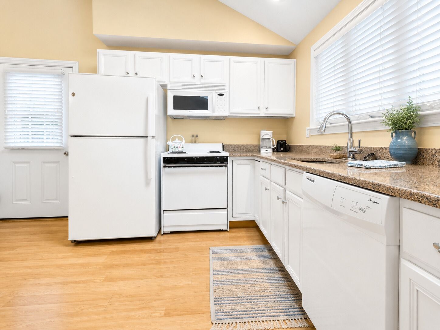 Villa, 2 Bedrooms | Private kitchen | Fridge, microwave, oven, stovetop