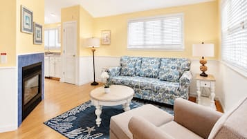 Villa, 2 Bedrooms | Bed sheets, alarm clocks
