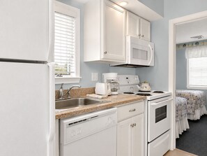 Cottage, 2 Bedrooms, 2 Bathrooms | Private kitchen | Fridge, microwave, oven, stovetop
