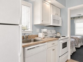 Cottage, 2 Bedrooms, 2 Bathrooms | Private kitchen | Fridge, microwave, oven, stovetop