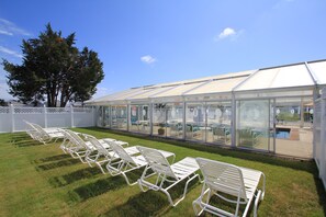 Una piscina cubierta