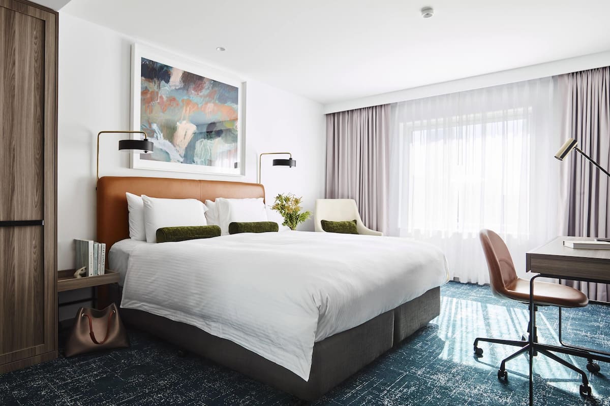 Executive Room, 1 King Bed, Garden View | Hypo-allergenic bedding, minibar, in-room safe, desk