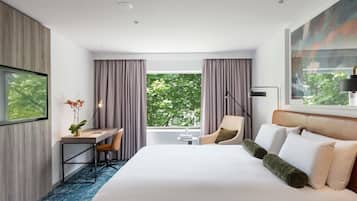 Deluxe Room, 1 King Bed, City View | Hypo-allergenic bedding available, minibar, in-room safe, desk