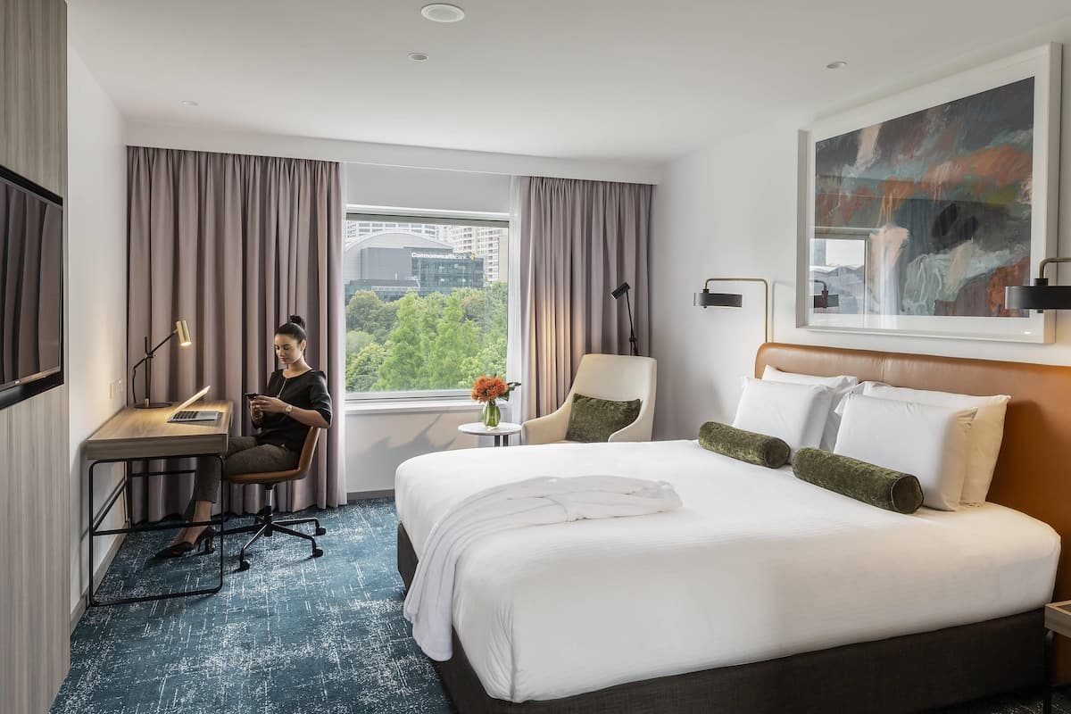 Deluxe-Zimmer, 1 King-Bett, Stadtblick | Allergikerbettwaren, Minibar, Zimmersafe, Schreibtisch