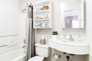 Upgrade Room, 1 Queen Bed | Banheiro | Chuveiro/banheira combinados, toalhas de banho, sabonete 
