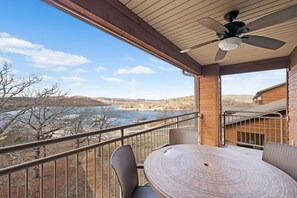 Appart'hôtel, 1 chambre, cuisine, en bord de lac | Terrasse/Patio