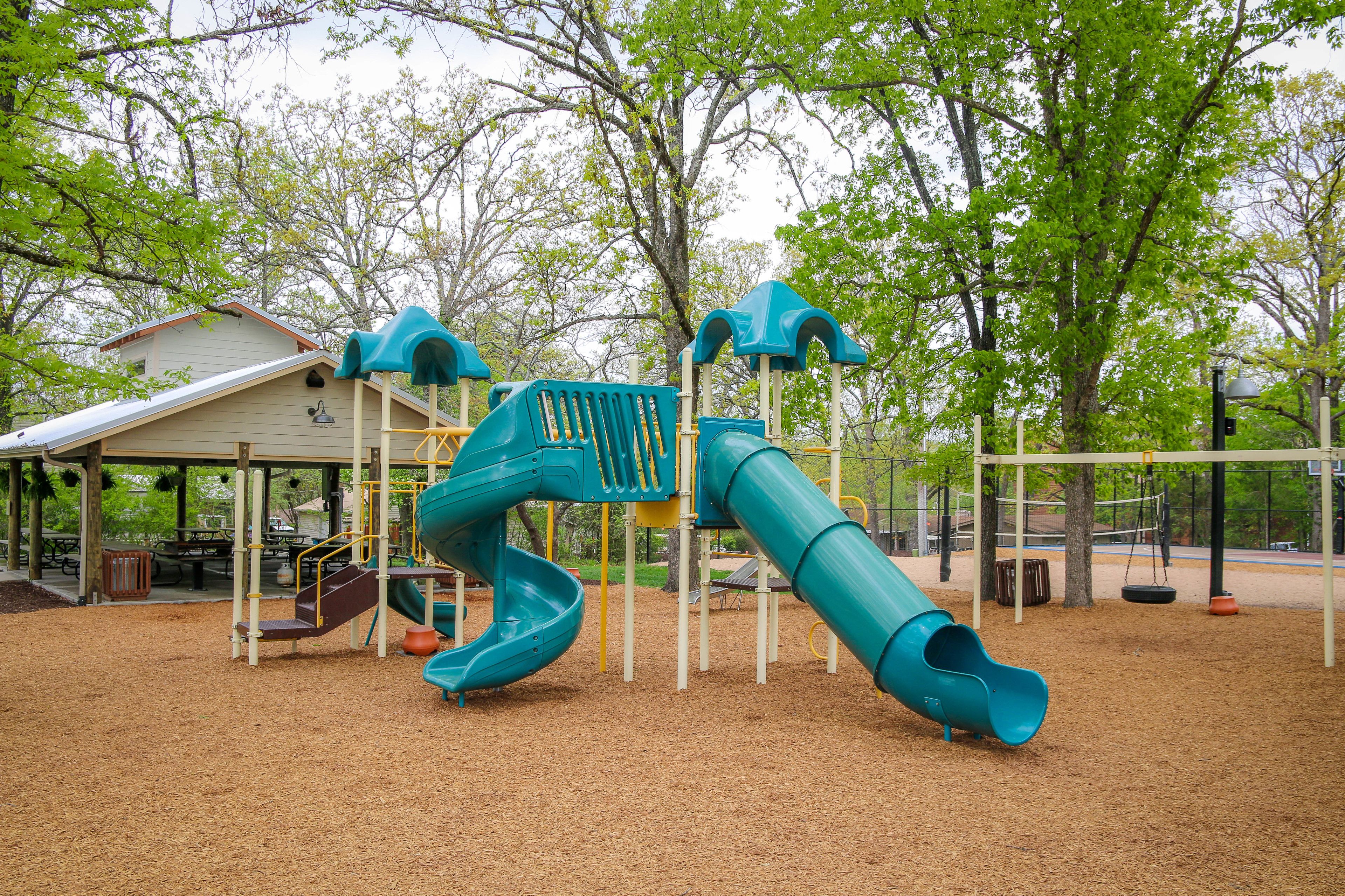 Un parque infantil con un tobogán y estructuras para escalar.