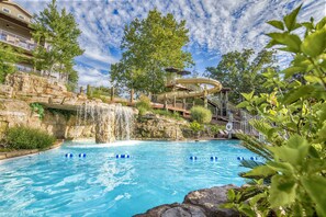 Seasonal outdoor pool, pool umbrellas, sun loungers - Still Waters Resort (Branson)