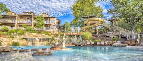Piscine extérieure (ouverte en saison), parasols de plage